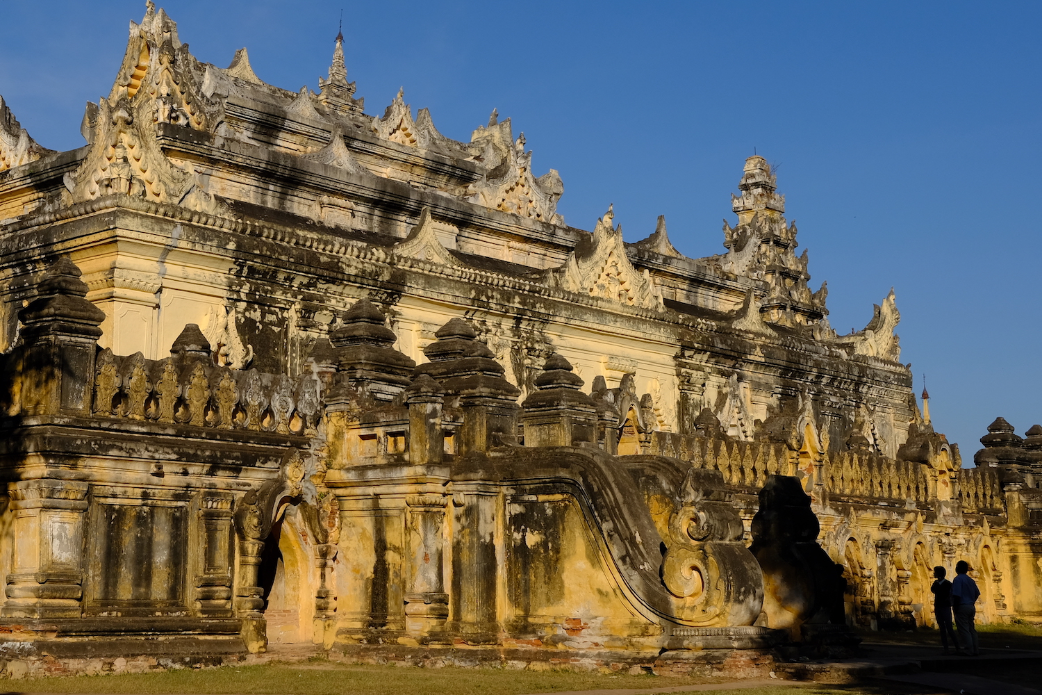 Il monastero ocra di Maha Aung Mye Bonzan.