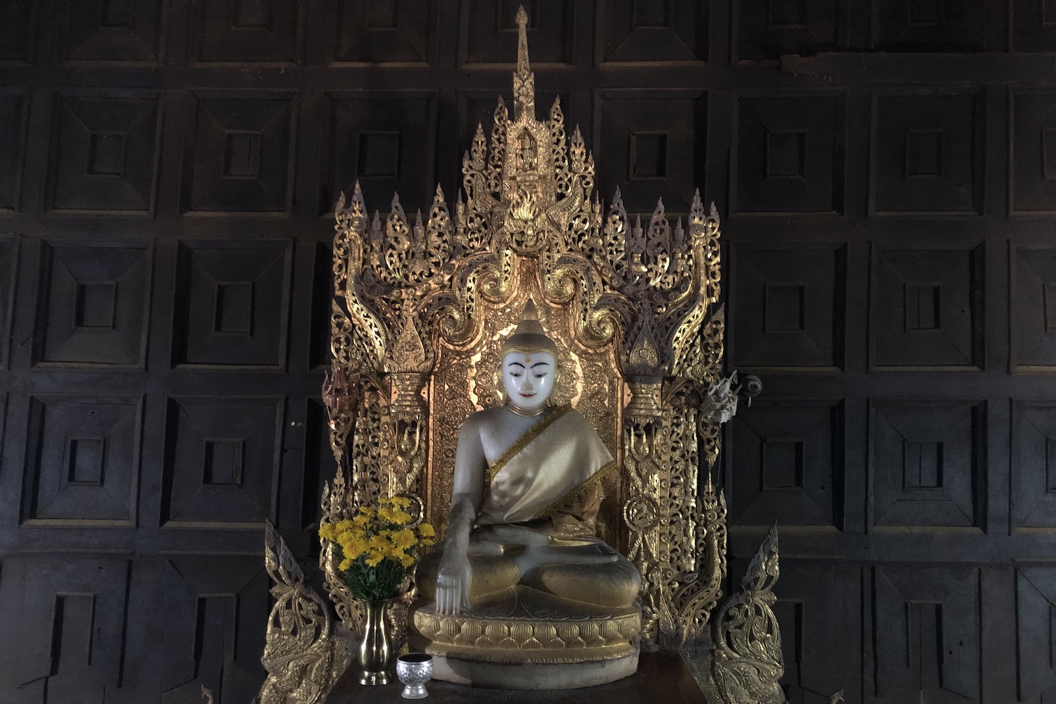 All'interno del monastero di Bagaya Kyaung.