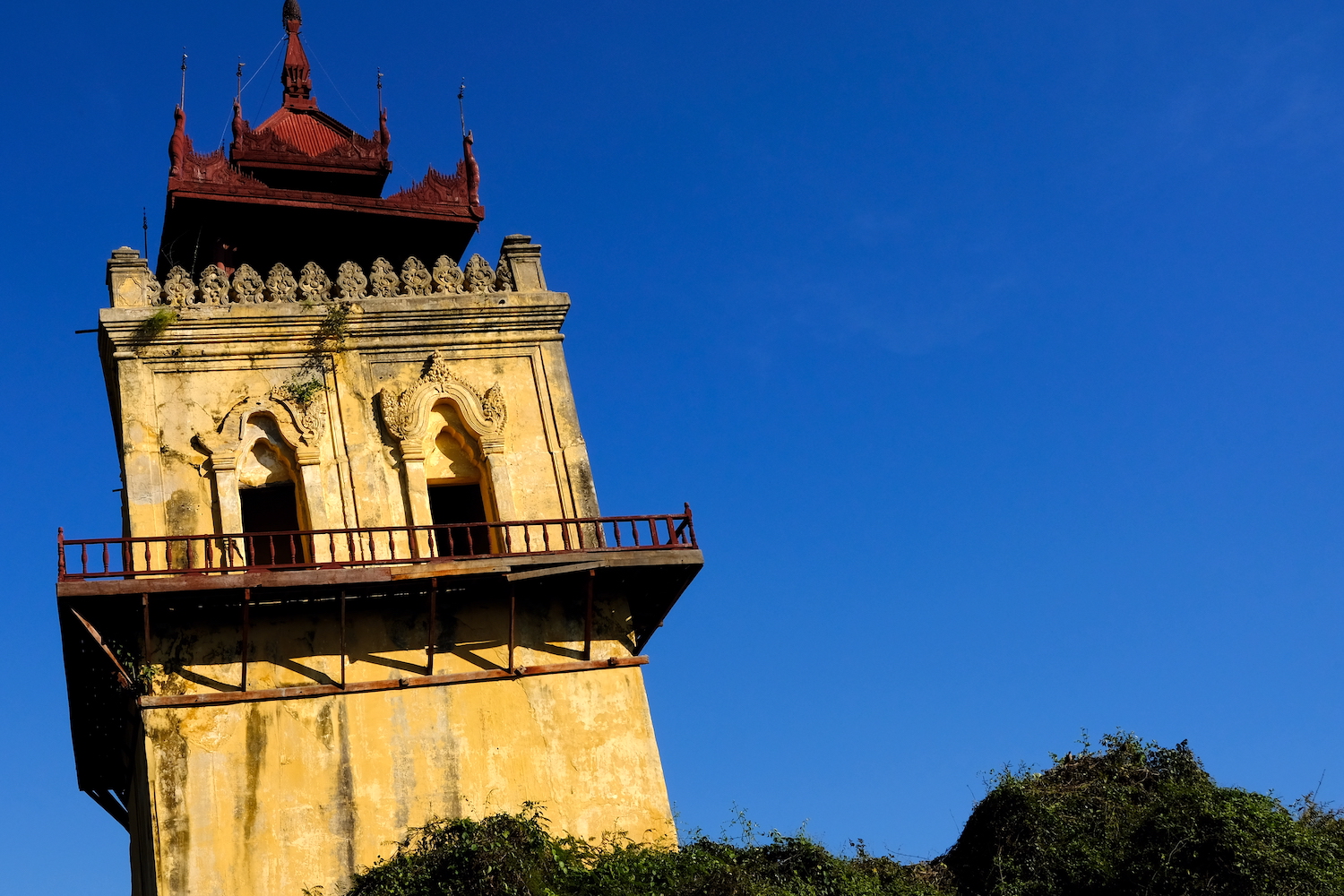 La torre pendente di Nanmyint, unica sopravvissuta ai terremoti del 1838-1839.