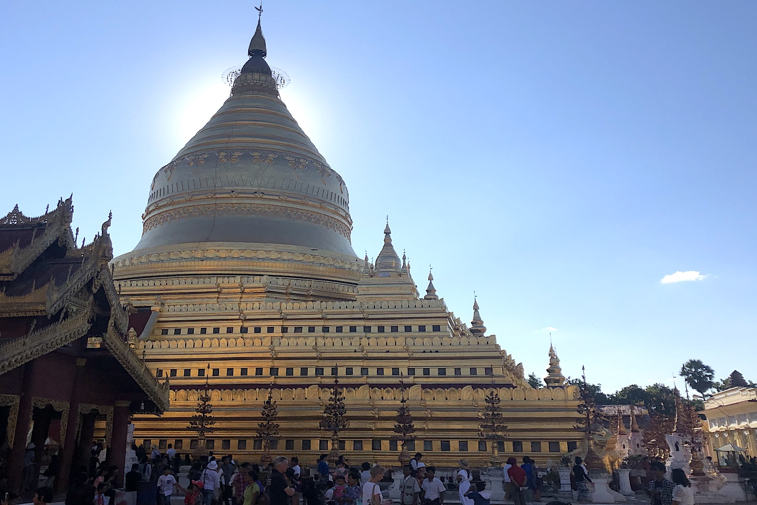 La Pagoda Shwezigon che risplende al sole di mezzogiorno.