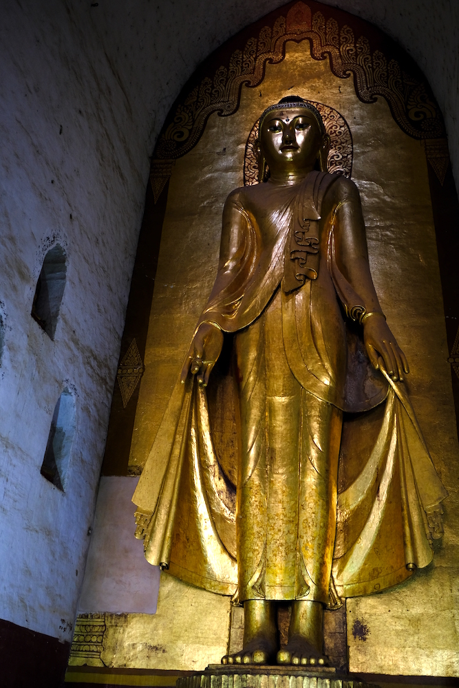 Statua del Buddha che tiene tra due dita una pillola d’erbe per alleviare le sofferenze. 