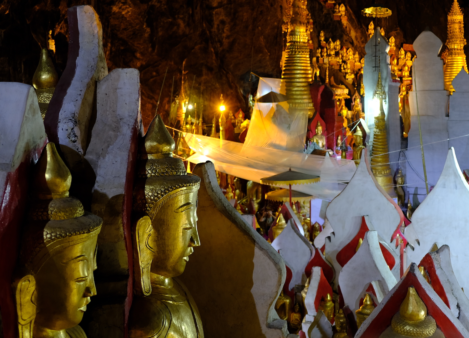 Migliaia di Buddha riempiono ogni nicchia, angolo ed anfratto all'interno delle grotte di Pindaya.