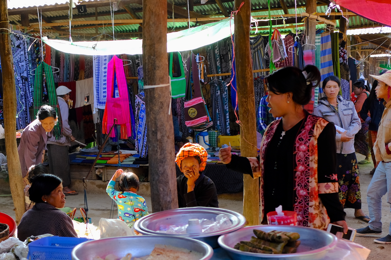 Vivere la quotidianità all'interno di uno dei principali mercati rurali del lago Inle.