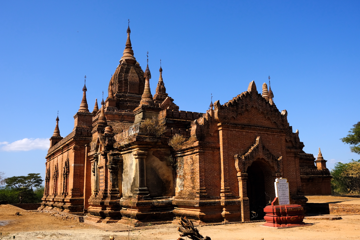 Antico tempio nella piana di Bagan.