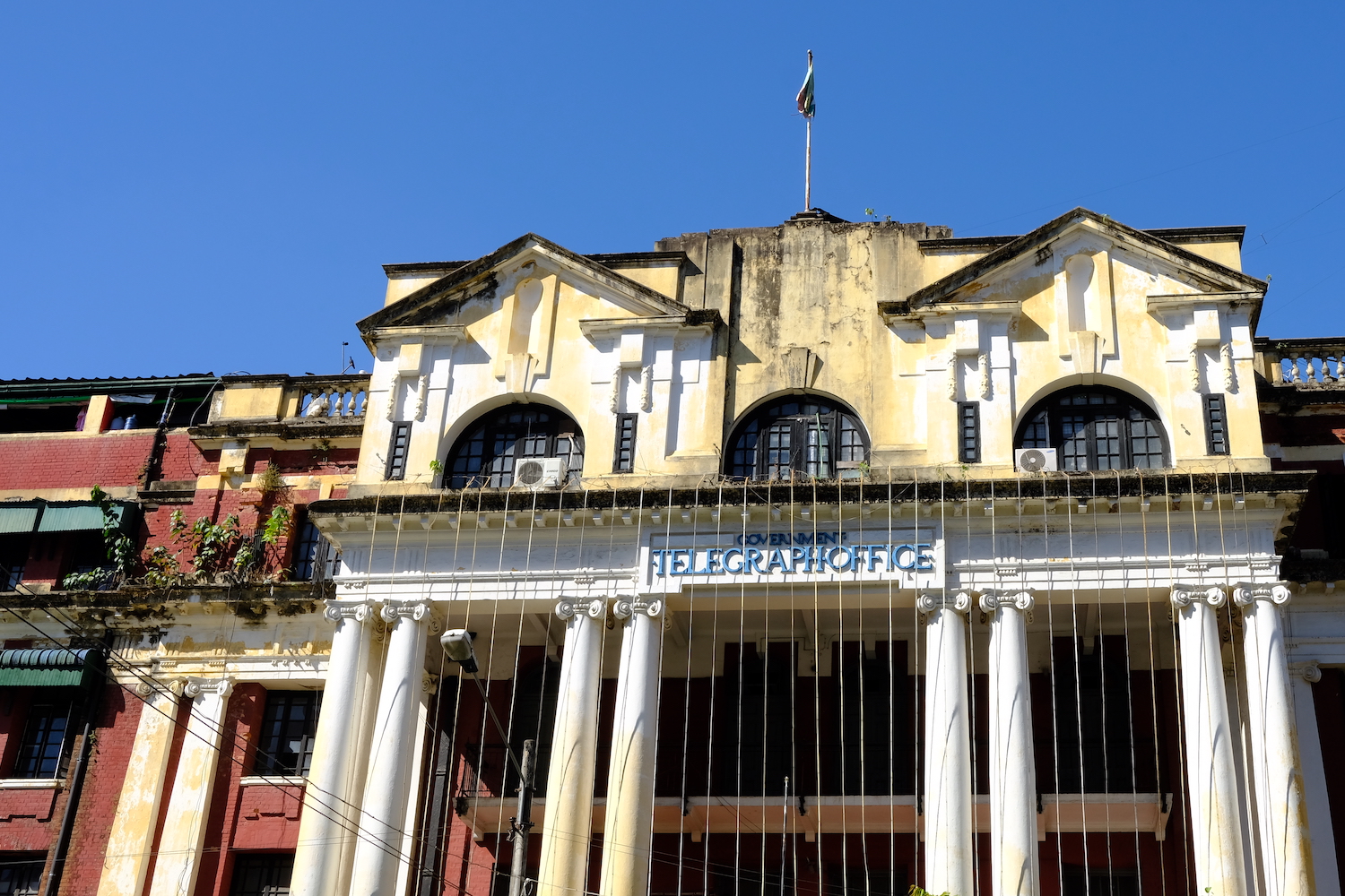 Edificio abbandonato di epoca coloniale a Yangon.