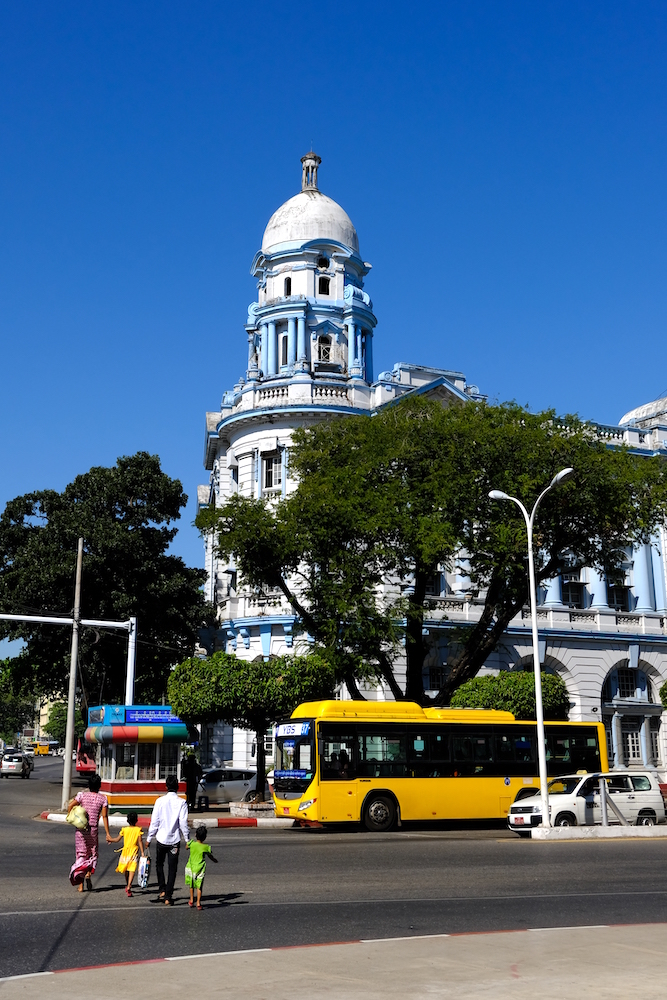 Nello sfondo: un restaurato edificio dell'epoca coloniale di Yangon.