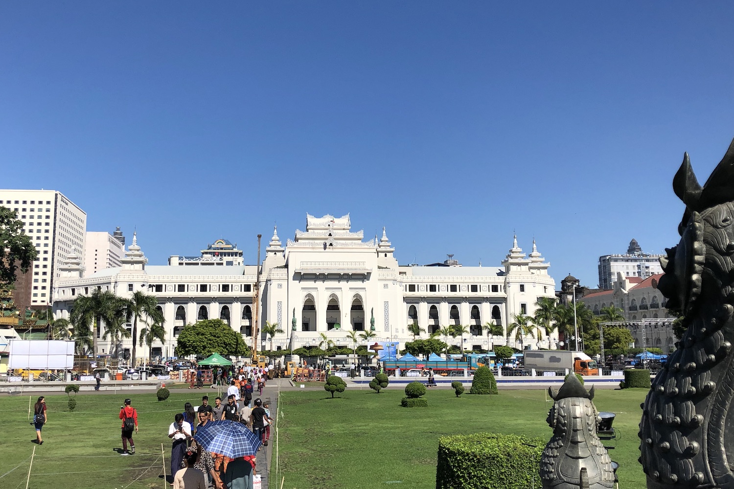 Un'altra immagine del centro di Yangon, con i suoi giardini ed i palazzi in stile coloniale.