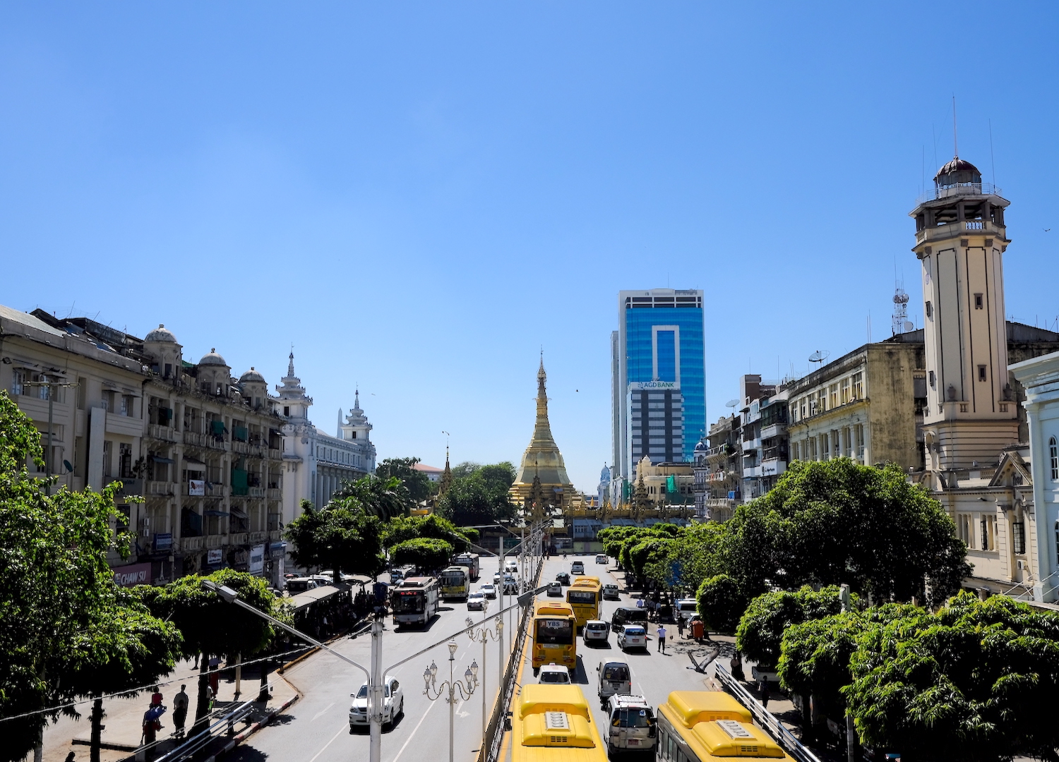 Lo stupa della pagoda Sule, fagocitata dal traffico cittadino di Yangon.