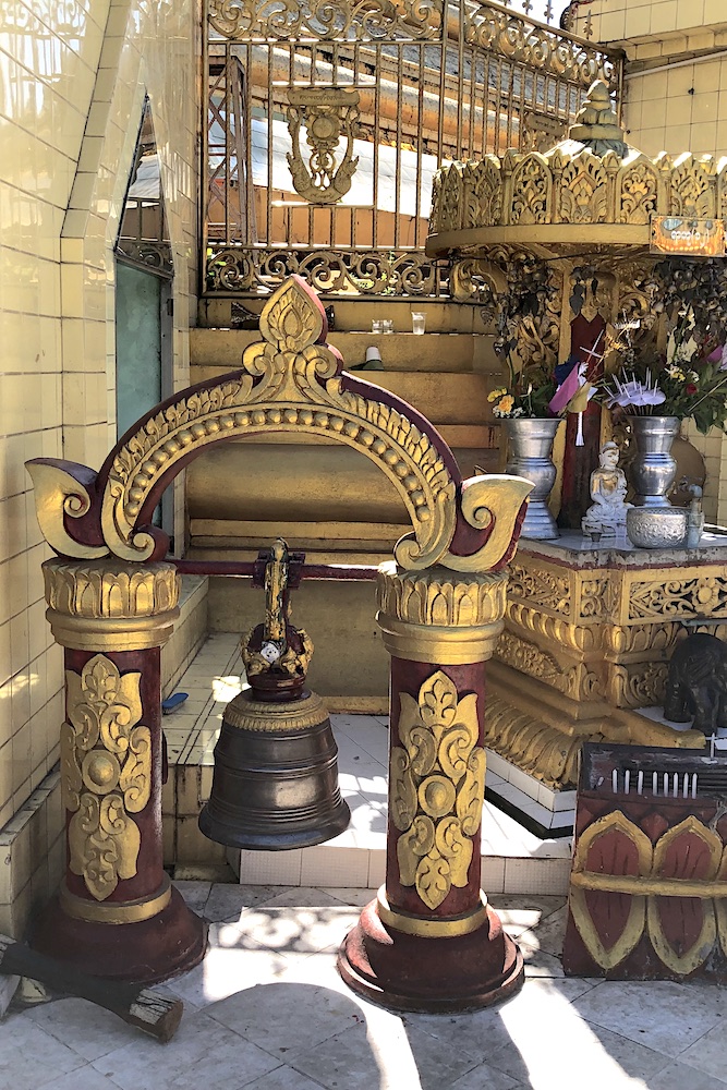 L'interno della pagoda Sule offre un'oasi di pace, molto lontana dal caotico traffico che la circonda.