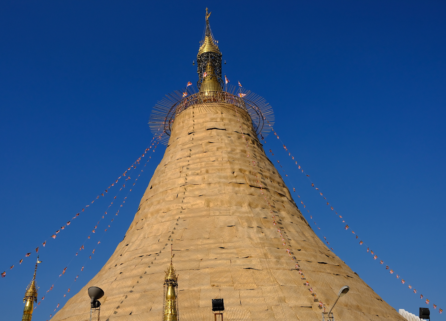 Stupa della pagoda Botataung, ricostruita dopo la seconda guerra mondiale.