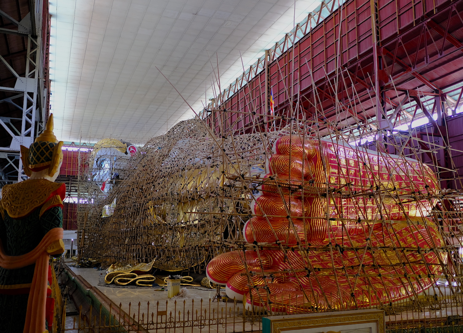 Il Buddha sdraiato contenuto nella pagoda Chaukhtatgyi, in fase di restauro. 