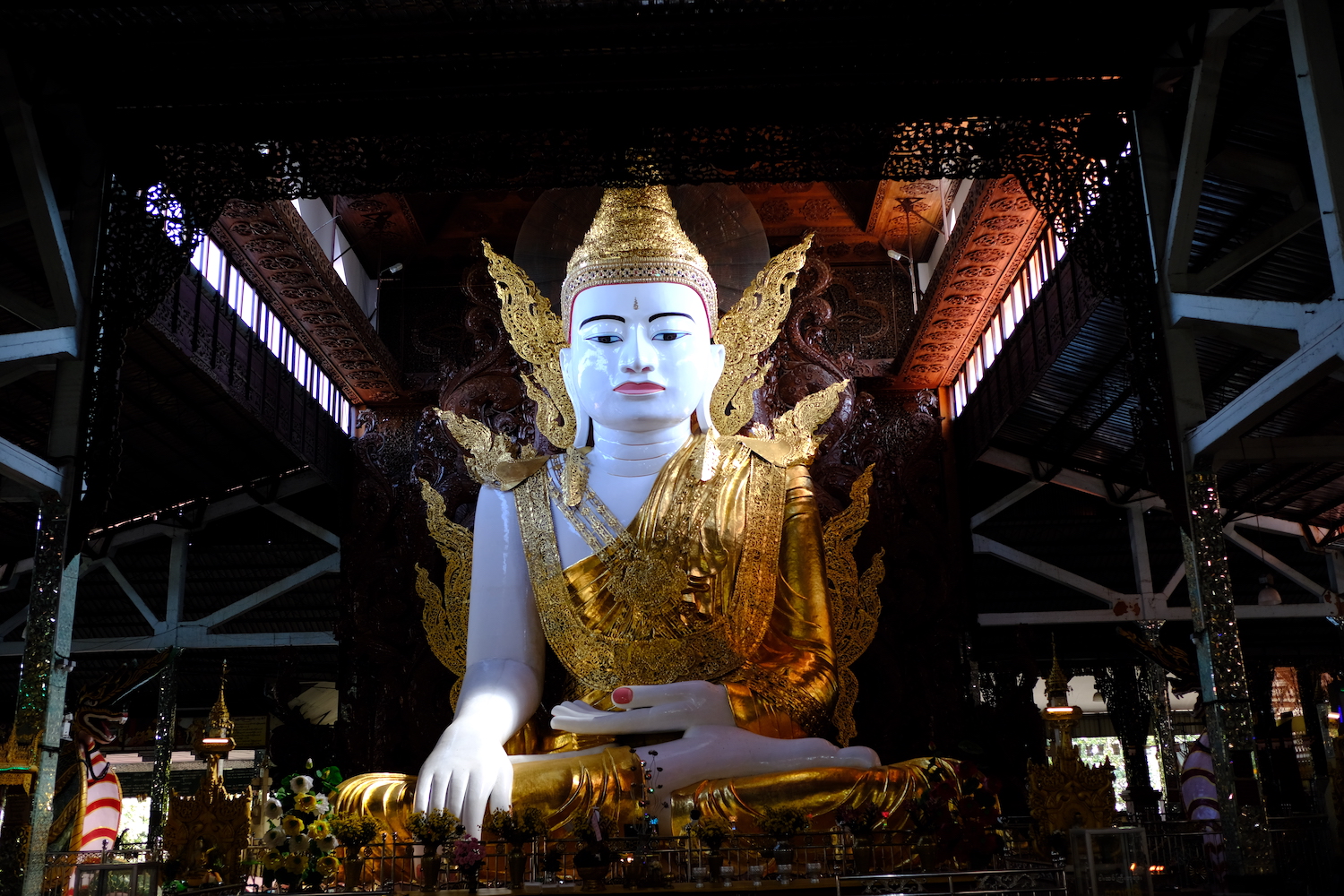 Il grande Buddha seduto all'interno della pagoda Ngahtatgyi.