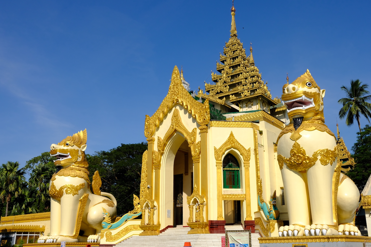 Uno degli imponenti ingressi della pagoda Shwedagon.