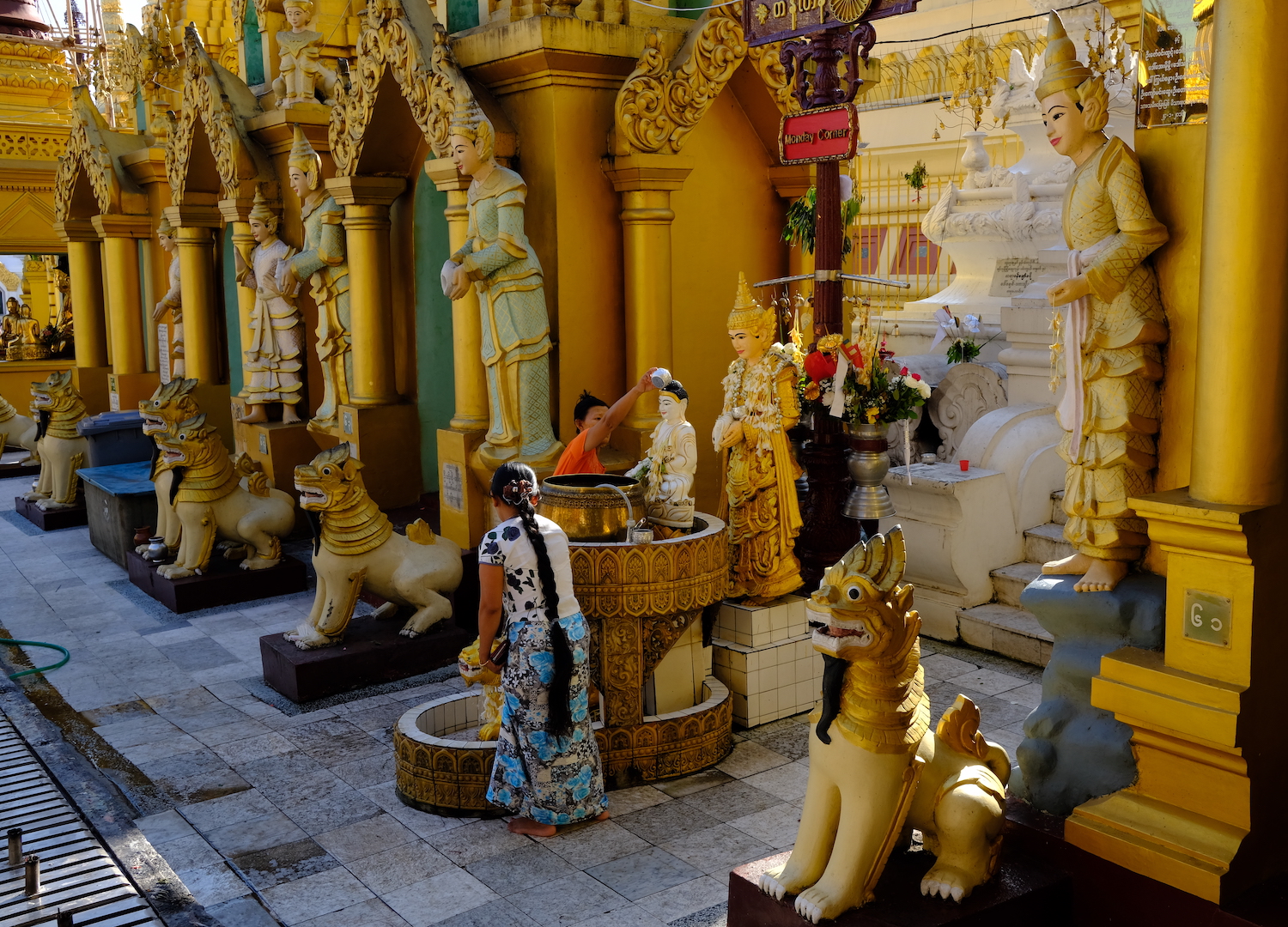 Donne fotografate durante il rituale lavaggio del Buddha a Shwedagon.