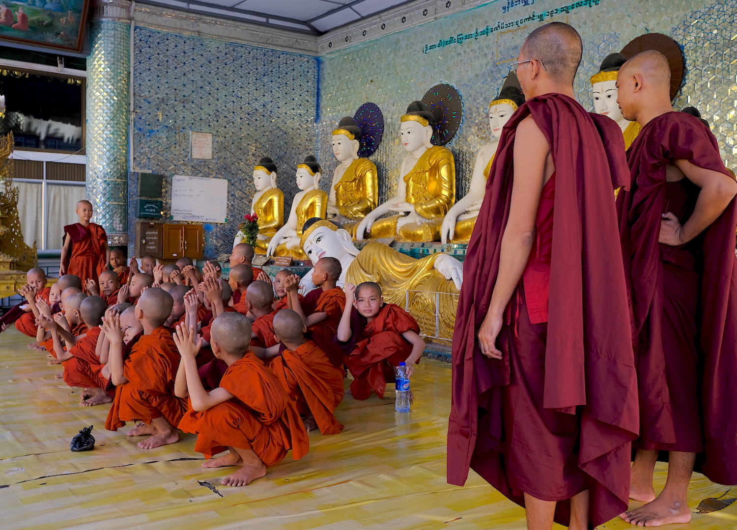 Uno scorcio all'interno della pagoda Shwedagon: in attesa della foto di gruppo.