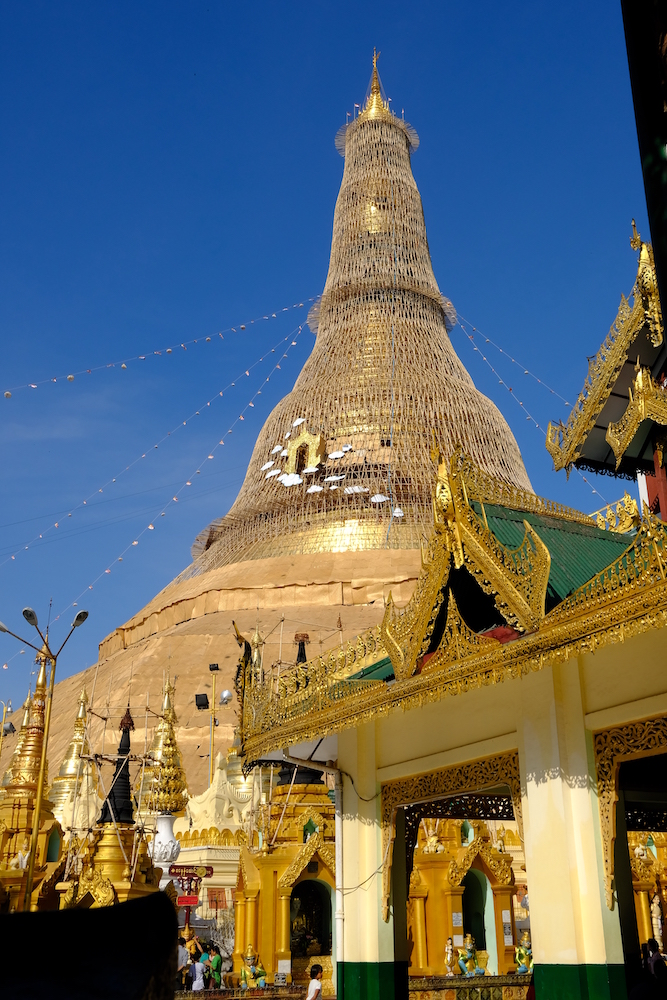 Il centrale (e lastricato d'oro) stupa della pagoda Shwedagon.