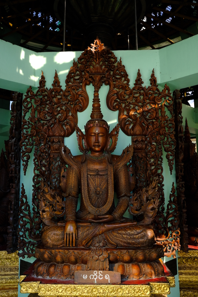 Scultura di legno intarsiato, fotografata in un angolo della pagoda.