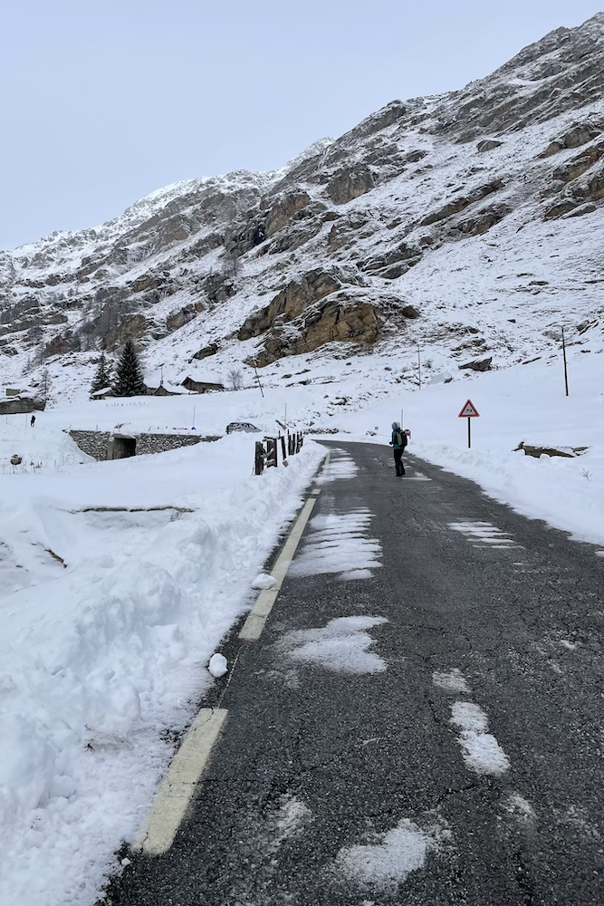 Il sentiero corrisponde alla strada asfaltata usata in estate per salire al colle del Nivolet. Man mano che si sale la neve aumenta, e la strada finisce per esserne completamente ricoperta.