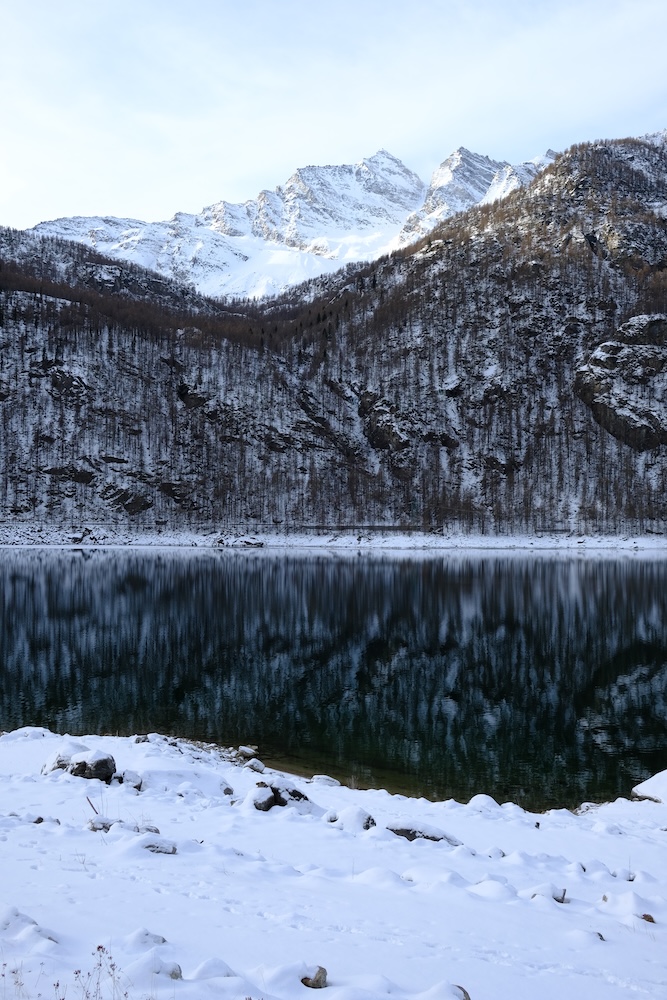 Il lago di Ceresole nell'incantato paesaggio invernale.