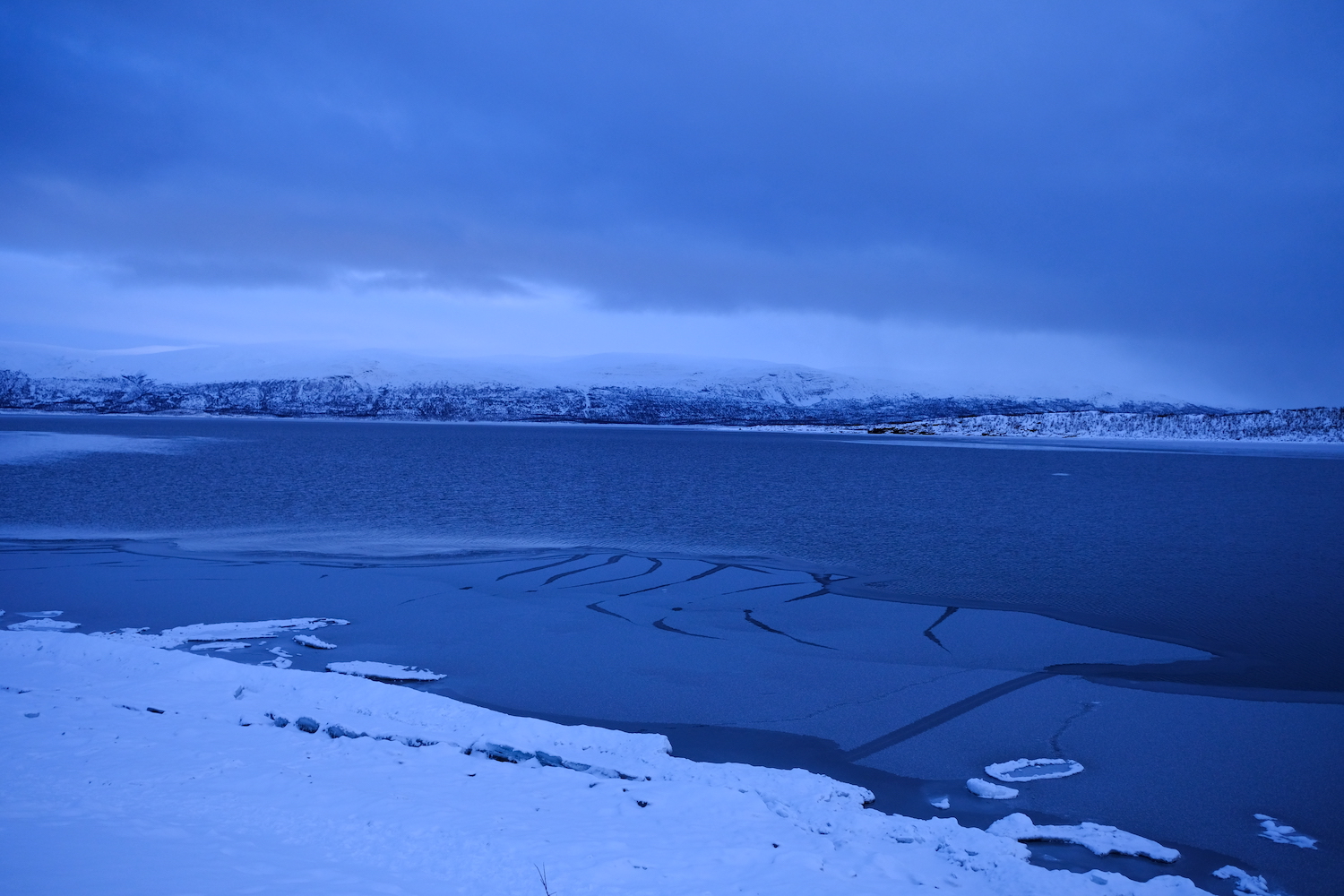 Il lago Torneträsk, luogo utilizzato per avvistare l'aurora boreale. 