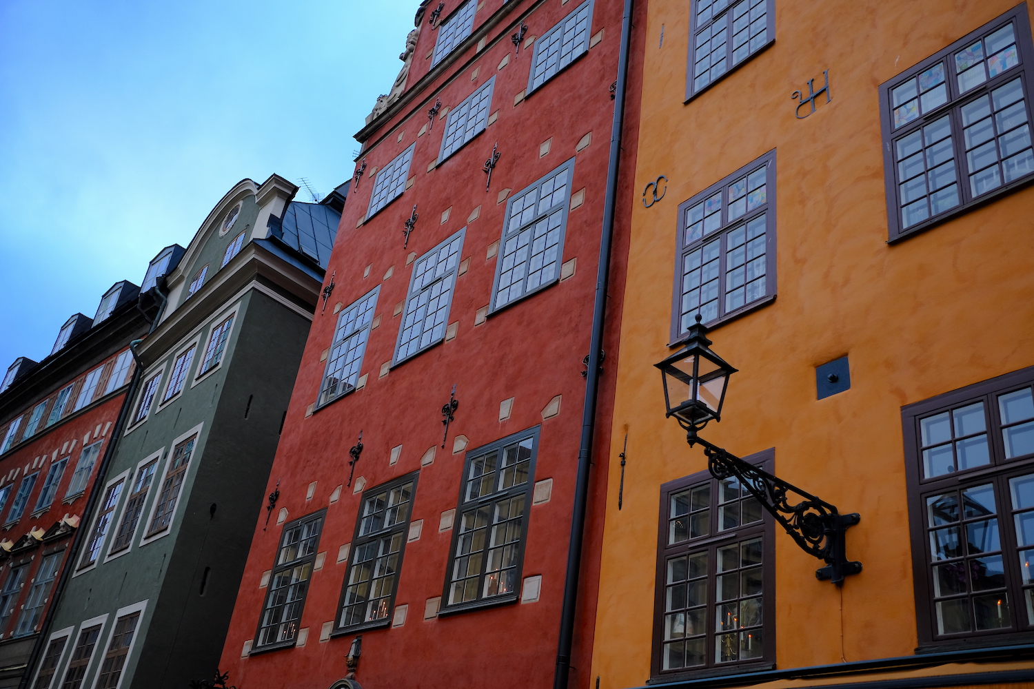 Palazzi dalle facciate colorate si affacciano in una delle piazze del quartiere storico Gamla Stan.