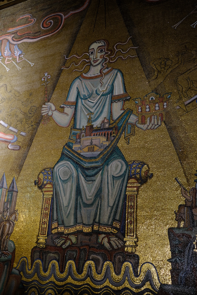 Particolare dell'enorme mosaico della “regina del Lago Mälaren” nella sala dorata del municipio.