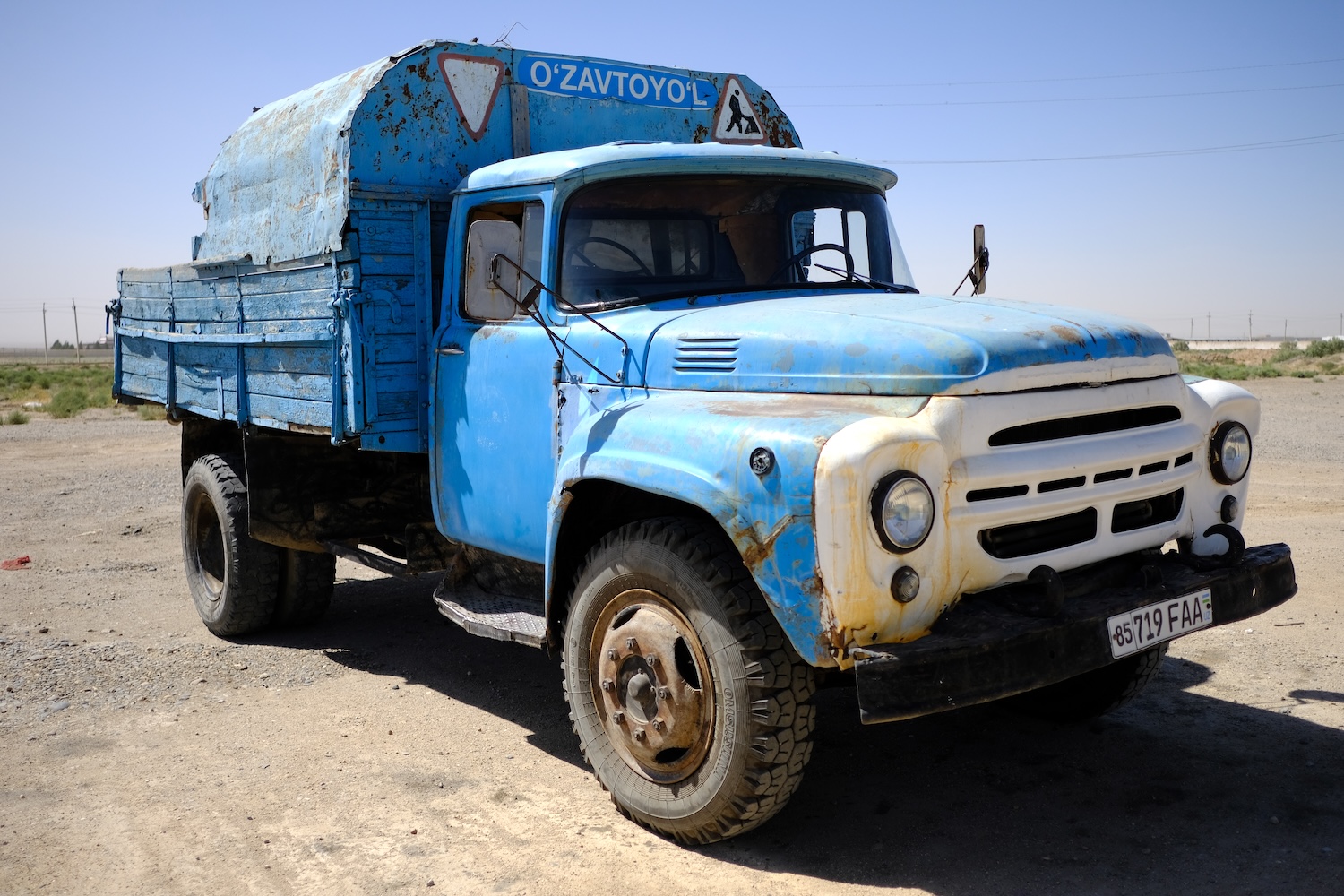 Un vecchio ZIL, indistruttibile e pesante camion prodotto in epoca sovietica.