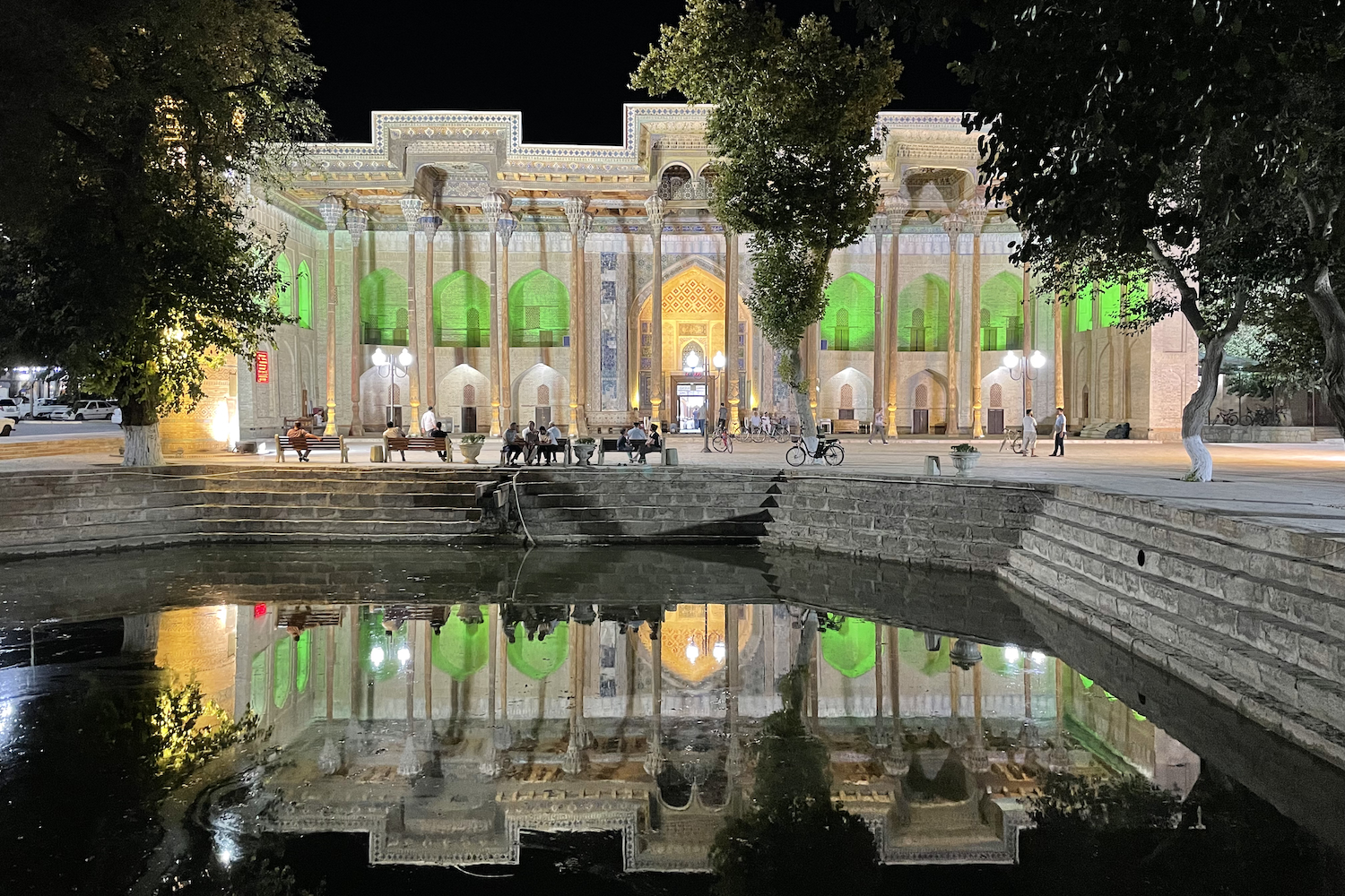 Riflessi della moschea nell'antica hauz (vasca) adiacente.