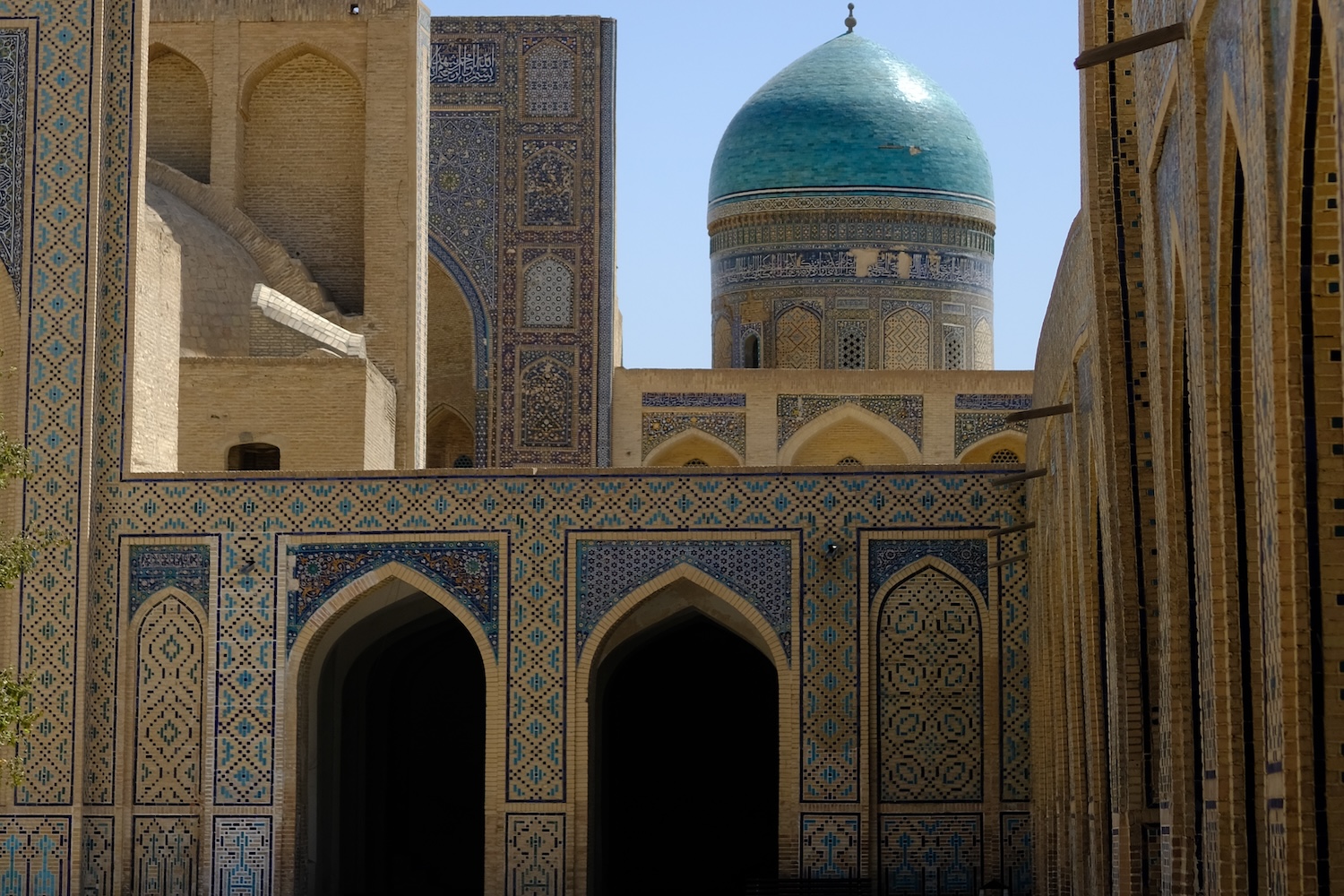 La cupola smaltata della madrasa di Mir-i-Arab.