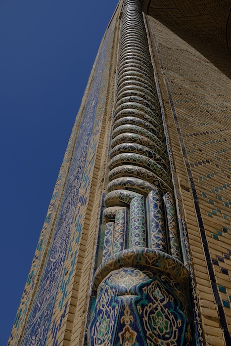 Gli affascinanti motivi geometrici che decorano gli angoli della madrasa di Ulug Bek.