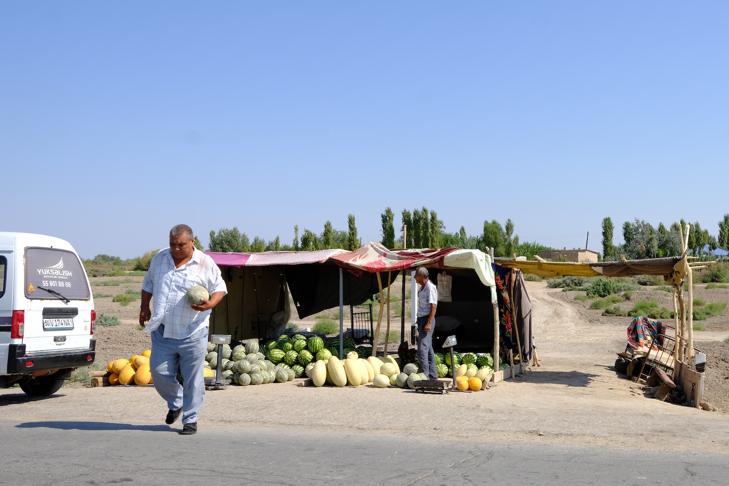 Spuntino a base di melone e anguria lungo la strada che porta alla fortezza di Gyaur-Qala.