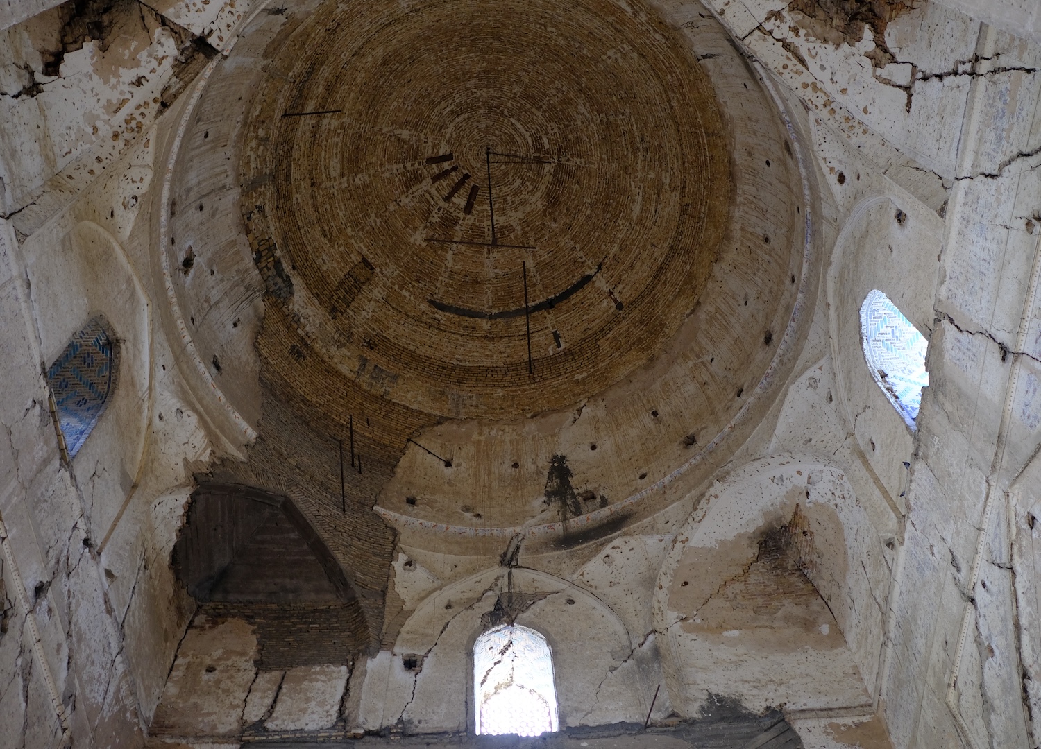 Una cupola della moschea vista dall'interno, dove sono evidenti le crepe dovute ai terremoti.