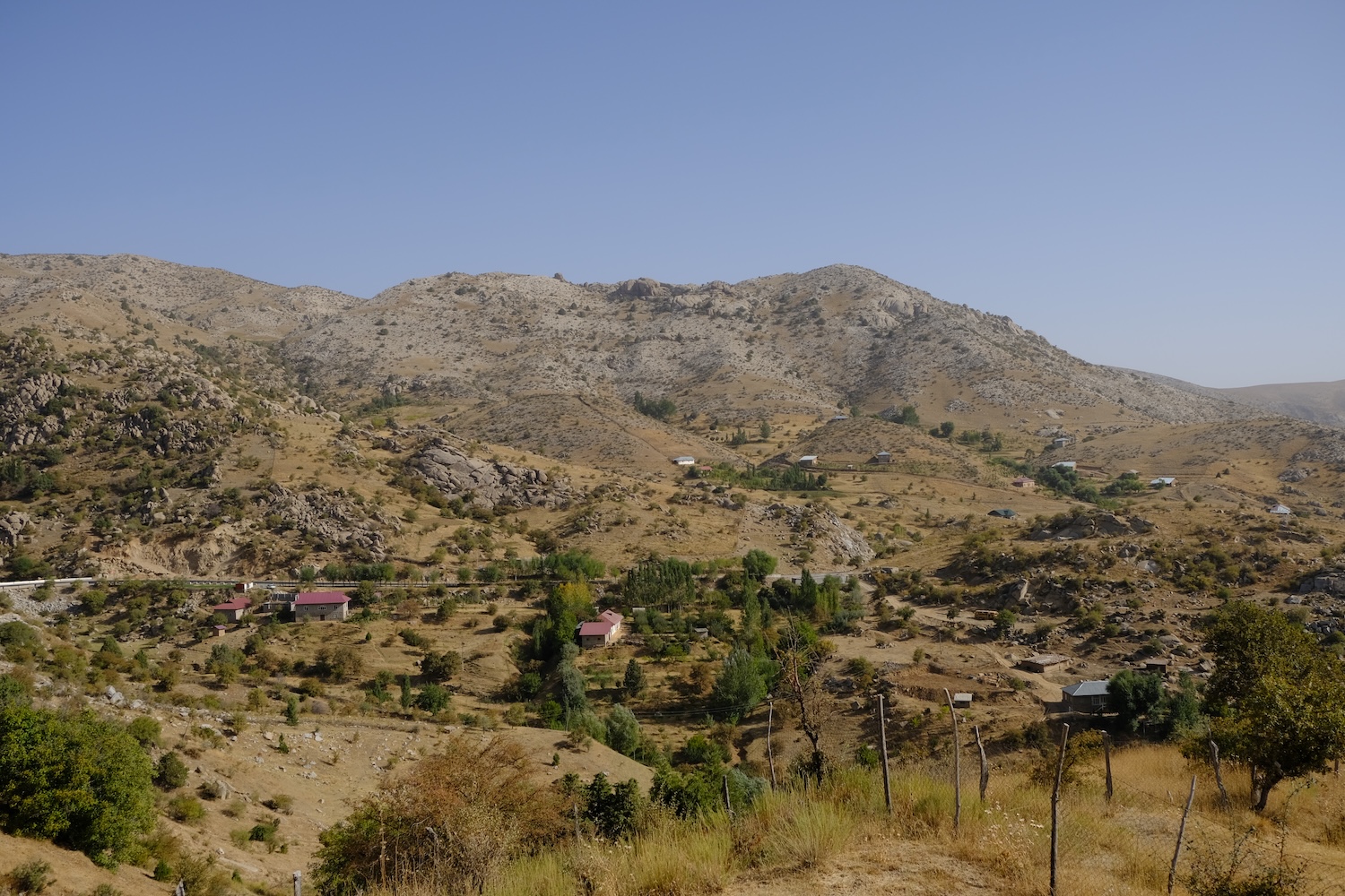 La zona collinare lungo la strada per Shahrisabz.