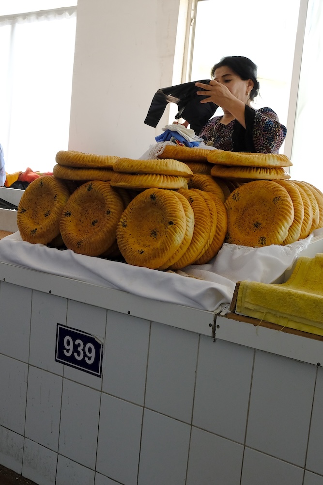 Nei bazar capiterà di osservare il Nan, il pane simbolo dello stato dell'Asia centrale.