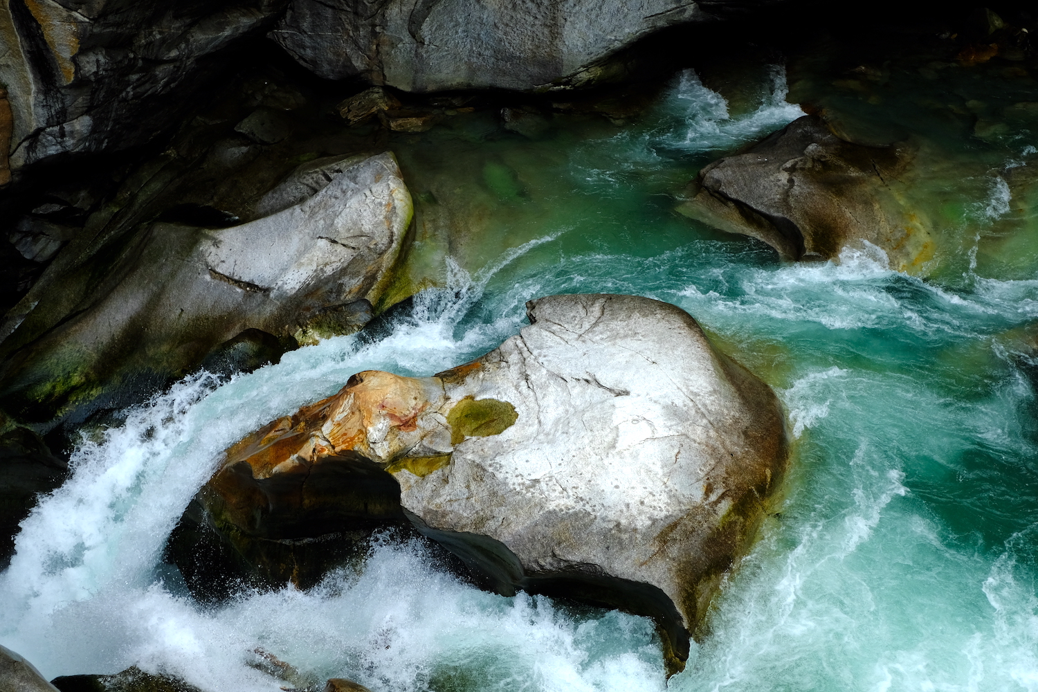 Il Toce ha creato uno scenario impressionante, modellando e levigando le rocce lungo il suo corso.