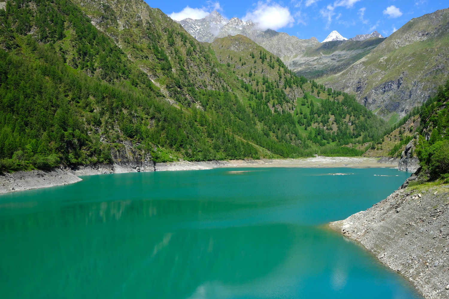 Vista del lago Alpe dei Cavalli dalla diga.