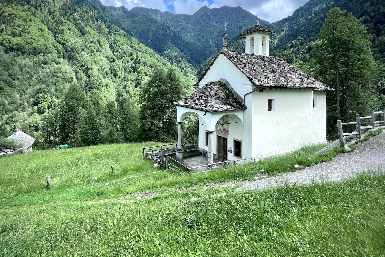 La cappelletta di Alpe Bocchetto.