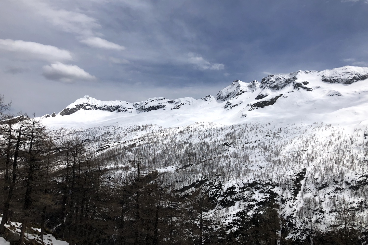 Come apparivano le montagne che circondano la diga di Campliccioli i primi di maggio.