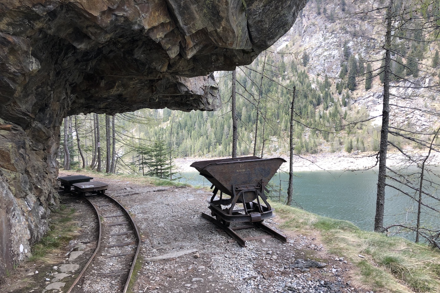 Antico carrello che fu usato, tramite binari a scartamento ridotto, per portare il materiale di costruzione delle dighe della valle Antrona.