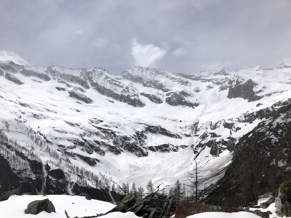 Vista delle montagne che circondano la vallata del lago Campliccioli a maggio, quando qui è ancora inverno.