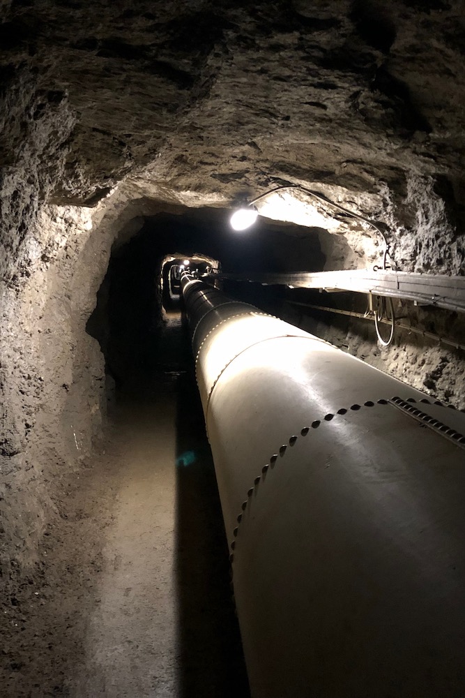 La condotta forzata nella lunga galleria che collega il lago di Camposecco a quello del Cingino. 