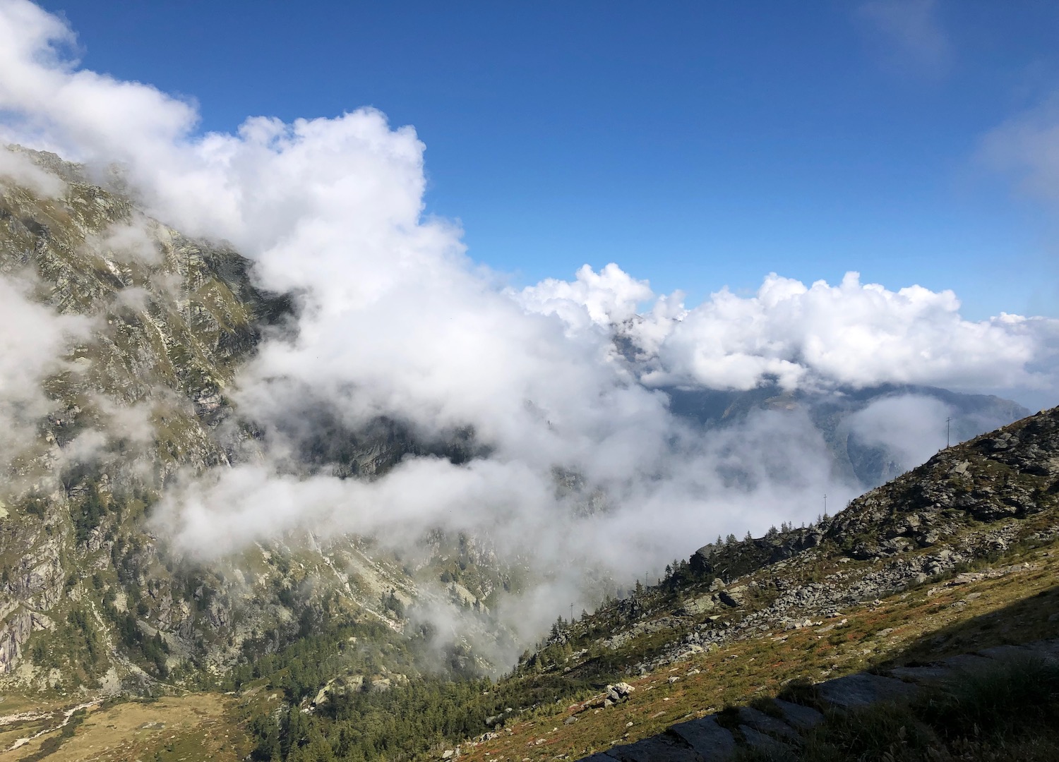 Nuvole che si addensano sulla valle Antrona, avvistate una volta usciti dal tunnel.