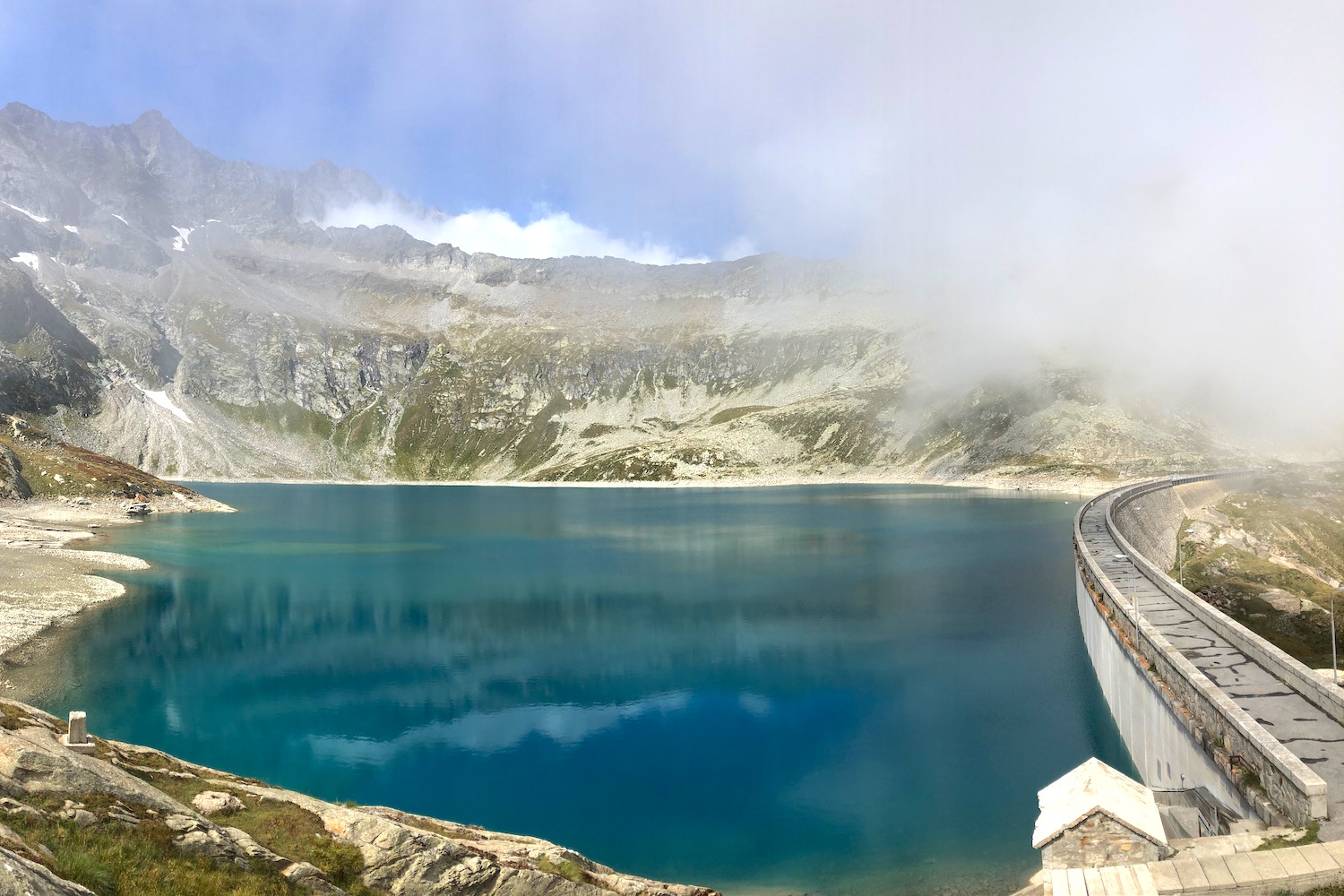 Lo spettacolare colore del lago di Camposecco che riflette le cime circostanti.